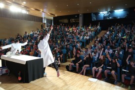 600 alumnes de primària presenten els resultats de la recerca que han fet de la mà d’investigadors de RecerCaixa